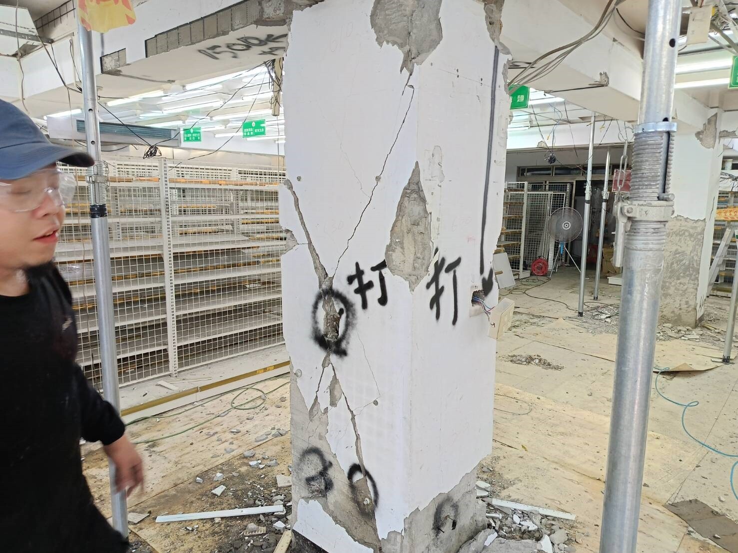 花蓮強震中壢南園二路大樓柱呈X型龜裂怪異列危樓，住戶請包商進行結構補至10日。記者曾增勳／攝影 