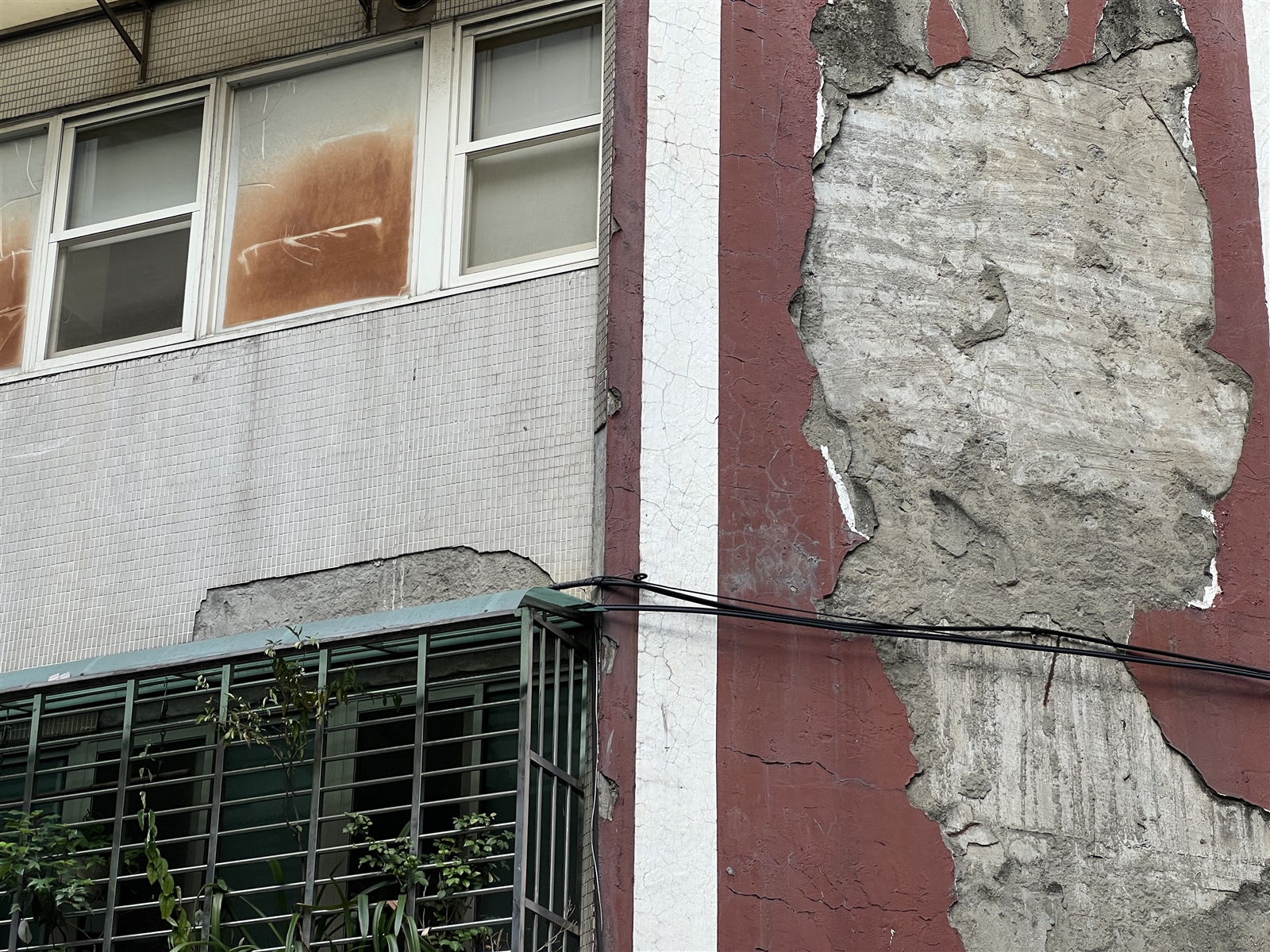 430大地震過後，台北市有不少建物外牆磁磚剝落。記者鍾維軒／攝影 