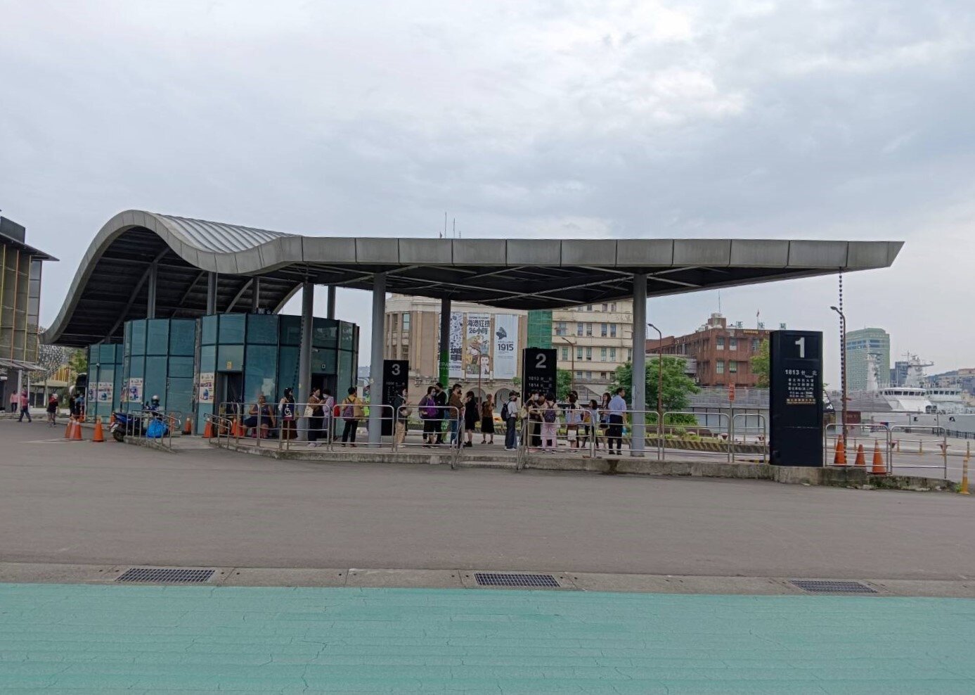 基隆市國光客運臨時站在今年7月基隆轉運站啟用後拆除,市府規畫設置臨停接送區、計程車排班區,讓民眾進出轉運站更加安全便利。記者邱瑞杰/攝影