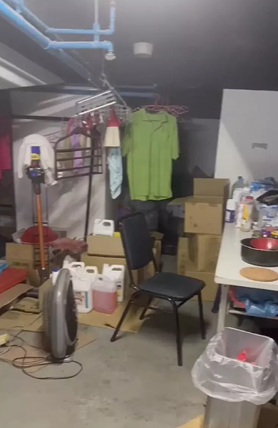 台中市七期一處豪宅社區大樓,近日有網友爆料,疑有保全占用公共區域,擺放生活雜物居住該處。圖/摘自臉書爆料公社