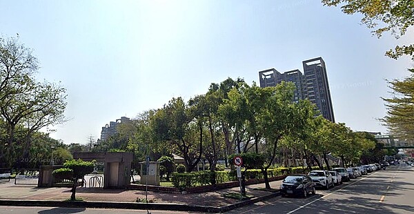都市不斷開發、土地缺乏!「這款宅」超稀有 保值性大增 坐落市中心、交通與生活機能便捷,又擁有公園第一排角地的建案,在土地稀缺的當前十分難得。圖/google map
