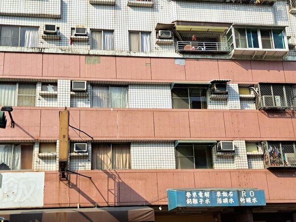 高雄6層以上公寓大廈外牆飾材修繕補助12／2前截止受理，最高補助15萬。圖／高雄市工務局提供