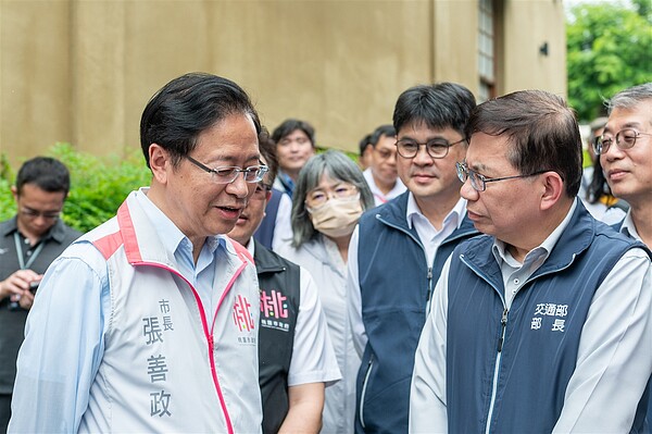 桃園市長張善政陪同行政院副院長鄭文燦視察「桃園鐵路地下化及捷運綠線G07站共構工程」及廣一停車場。圖/桃園市政府提供