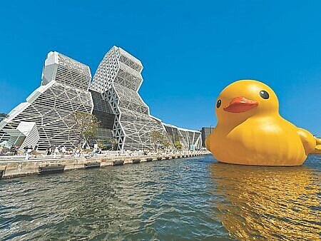 高雄在大型演唱會、黃色小鴨等活動加持下,首季住房率表現不錯。圖∕本報資料照片