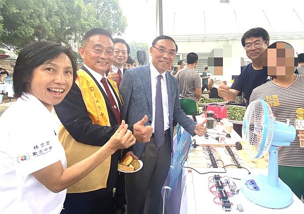 勵志中學今天舉辦勵志夢想學院周年感恩活動，法務部長蔡清祥（前左三)、國際佛光會中華總會中區協會協會長林宏弦（前左二  )等人也來為學員們打氣。記者林宛諭／攝影 