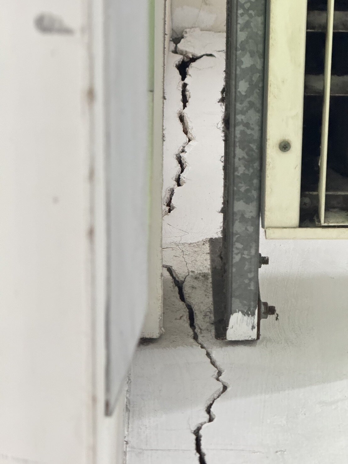 竹北市縣治停車場綜合大樓自花蓮地震後,家樂福賣場1樓轉角牆面從地板到天花板裂出一條大裂痕,牆壁也有多處龜裂。記者黃羿馨/攝影