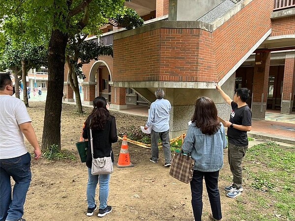 新竹市政府到學校災損場勘,並發布核定補助31校「0403地震災損」經費逾2531萬元,支持校園地震災損的復建工作。圖/新竹市政府提供