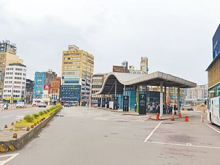 
基隆市城際轉運站將於7月啟用，現有舊火車站前的國光客運臨時站，會規畫為臨停接送區及計程車排班區。（張志康攝）
