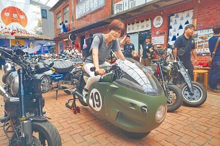 
布瑪號車主小昀（前）騎上愛車，她家中有5輛MONKEY，祖孫3代都騎MONKEY，其中有2輛是布瑪號。（羅琦文攝）
