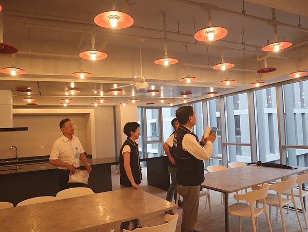 台中市育賢社宅二期舉辦入厝市集活動,26家店面出租率逾九成,打造社區商業空間。圖/市府都發局提供