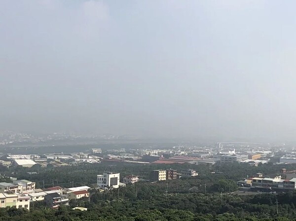台大公衛教授詹長權說,若居住地區空汙細懸浮微粒(PM2.5)濃度,30年來每立方公尺增加10微克,將增加罹患肺腺癌風險,凸顯空汙與肺腺癌密切相關。圖/聯合報系資料照片