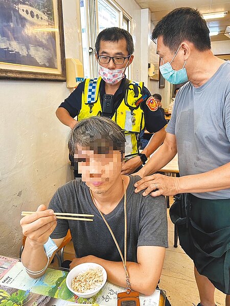 台中市江姓男子(前)到火雞肉飯店用餐,吃到一半時手舉著筷子一動也不動,店家拍他肩膀都沒有反應,救護人員獲報到場檢測發現是血糖太低導致。圖/警方提供