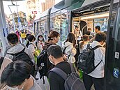 高雄輕軌成圓168公車功成身退？　交通局：轉型接駁公車