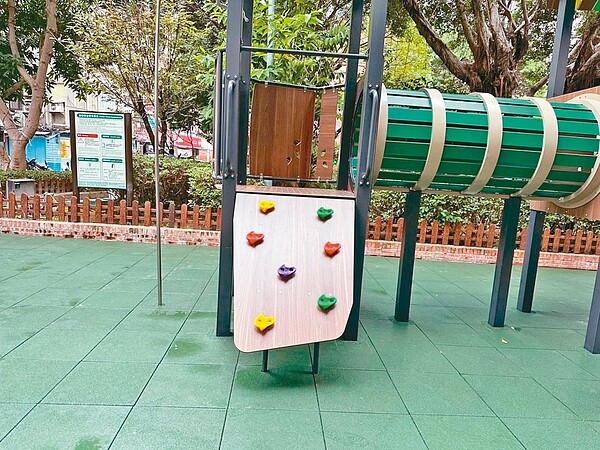 家長質疑,有的遊樂設施,沒有增設輔助階梯,讓小小孩根本玩不了。圖/議員陳怡君辦公室提供