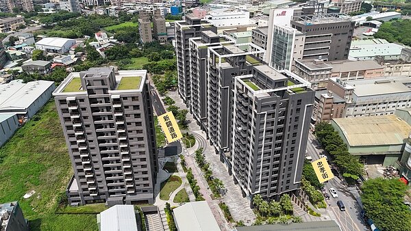 原忠孝街遭遇地下管線障礙,在新闢道路新設污水管線,解決社區污水排放需求。圖/新北市政府提供