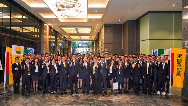 永慶加盟四品牌的品牌力、聯賣力及科技力,持續助加盟店和經紀人衝上業績高峰。圖/永慶房產提供