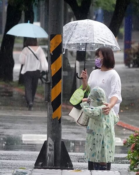 微弱鋒面掠過北部海面,大台北、東半部偶有局部短暫小雨,其他地區多雲時晴。圖/聯合報系資料照片