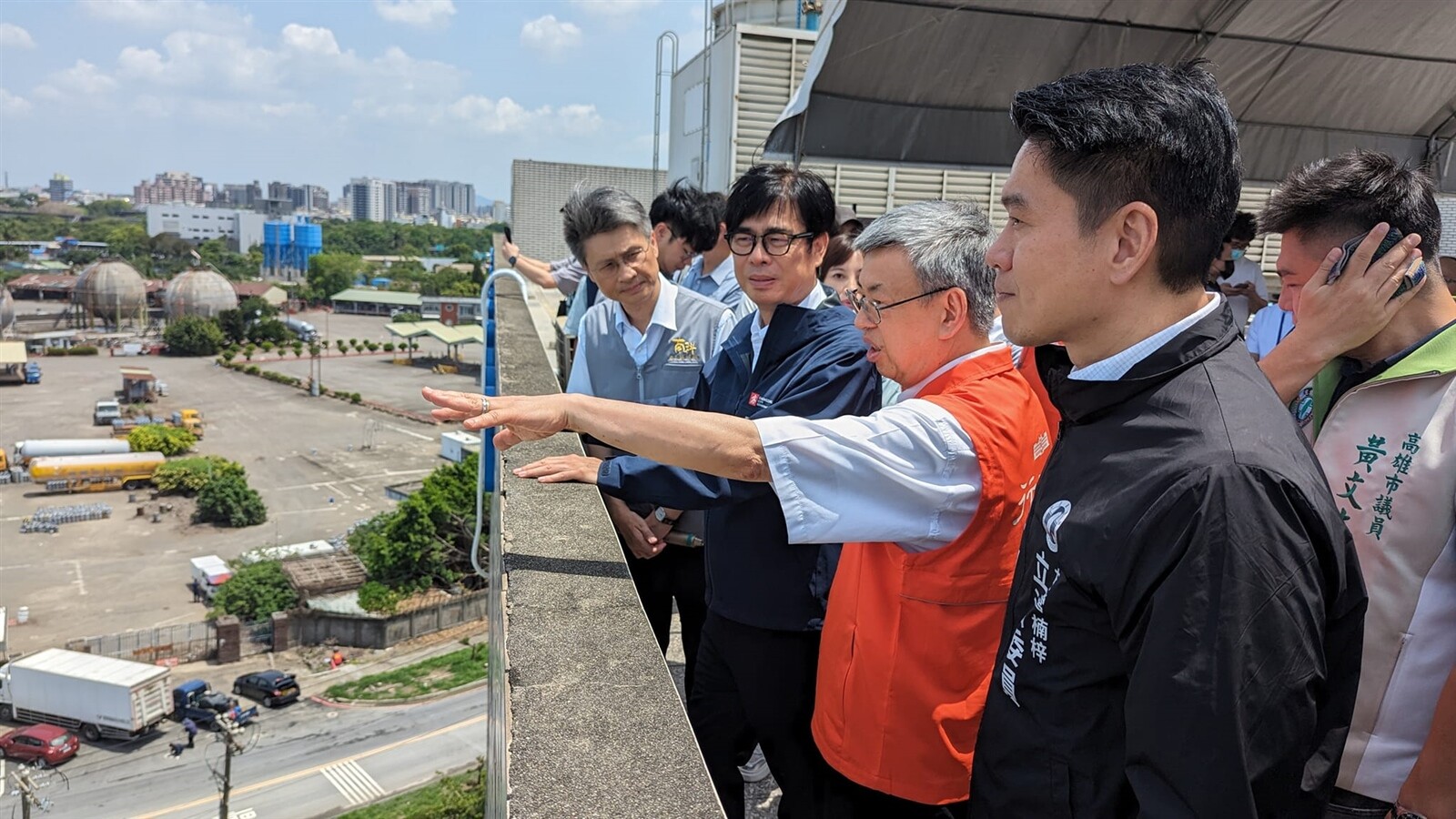 行政院長陳建仁（橘衣者）今日到高雄，視察楠梓園區聯外交通建設推動情形。記者潘奕言／攝影 