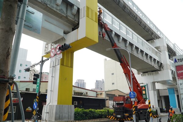檢測人員採用精密儀器進行梁、柱、盤式支承檢測。圖／新北市捷運工程局提供