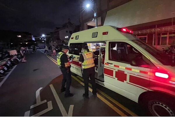 台中市鍾姓男子情緒失控,從12樓丟擲冰箱到一樓,警方將他強制送醫。記者陳宏睿/翻攝