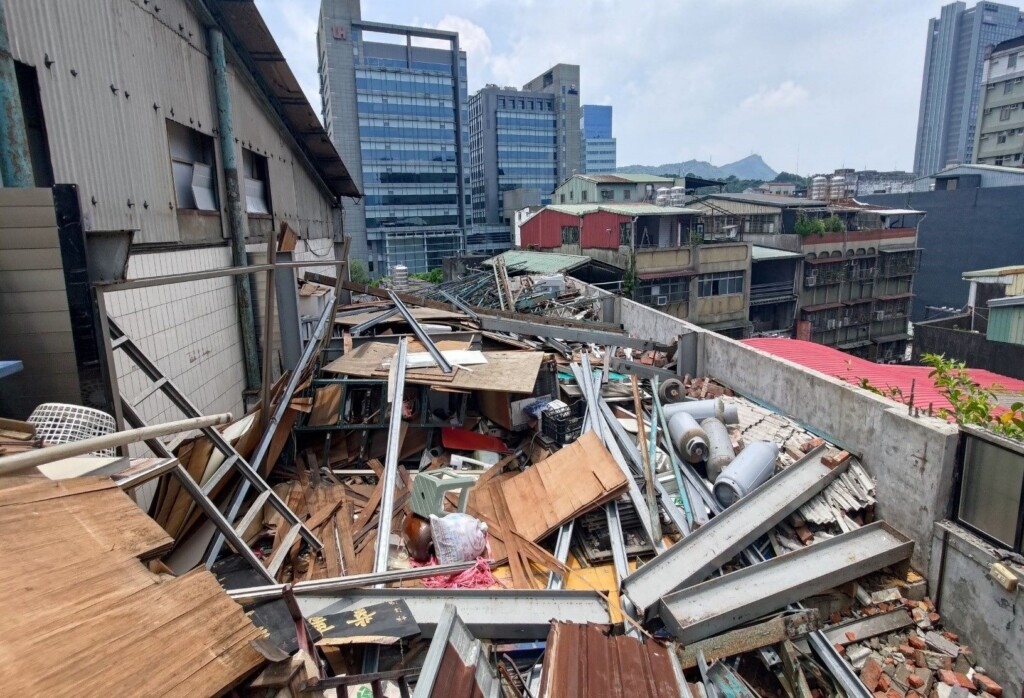 2023年度「頂二層專案」(案例2)拆除中照片，圖片台北市建築工程管理處提供