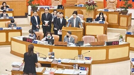 
國民黨新北市議員江怡臻6日指出，新北市府2022年向中央提交15案停車場興建工程爭取全額補助，但目前僅核定2案，呼籲中央應盡速審查。（柯毓庭攝）
