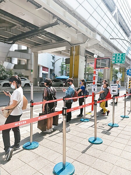 新北環狀線在0403花蓮強震中受創,導致板新站至中原站間鋼箱梁錯位,目前環狀線板橋站至中和站之間有免費接駁公車輸運乘客。記者葉德正/攝影