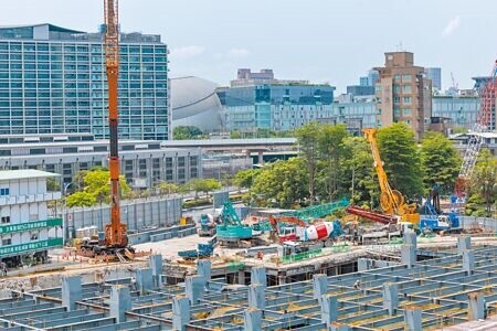 
台北市議會分別對北投士林科技園區設定地上權、京華城容積獎勵案設立專案調查小組，6日首次會議，決議將約詢前市長柯文哲。圖為「京華廣場」工地現況。（本報資料照片）
