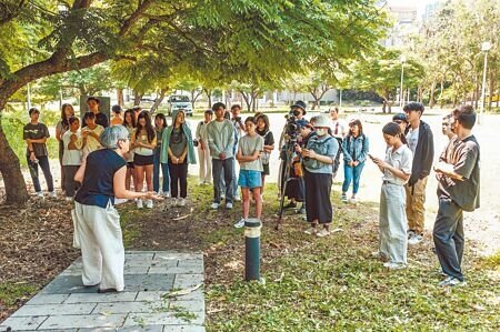 
陽明交大客家學院師生6日展開「這裡不是停車場」六張犁聚落走讀連儂行動，要求校方撤回與群聯電子在六家校區興建大樓案。（羅浚濱攝）
