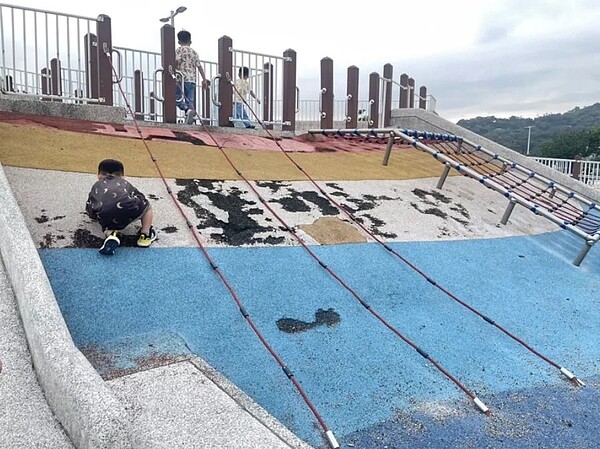 大佳河濱公園內的共融式遊戲場鋪面破損,遲遲沒有修復。圖/北市議員王欣儀提供