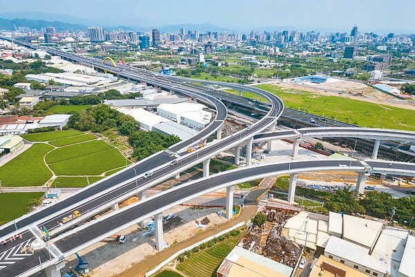 歷時14年，國道一號銜接台74線快速道路的交流道工程，13日將完工通車，可縮短30分鐘塞車時間。圖／立委楊瓊瓔提供