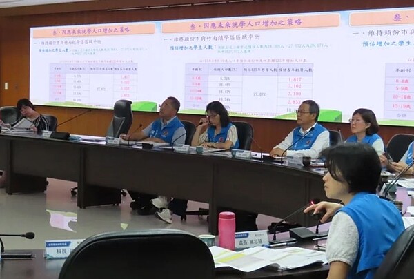 監委葉大華、施錦芳6日巡察縣府,縣府團隊簡報「新竹科學園區人口外溢之因應對策」等主題。記者范榮達/攝影