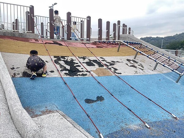 台北市大佳河濱公園的共融遊戲場舖面破損不平整。圖／台北市議員王欣儀提供