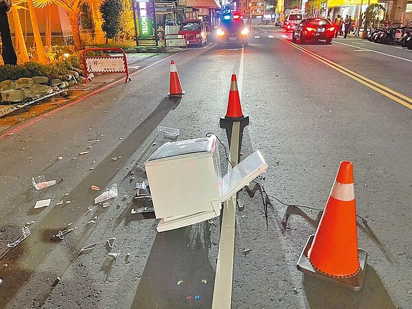 住在台中漢口路4段某棟大樓12樓獨居的鍾姓男子情緒失控，從住處12樓丟擲冰箱至馬路上。圖／民眾提供