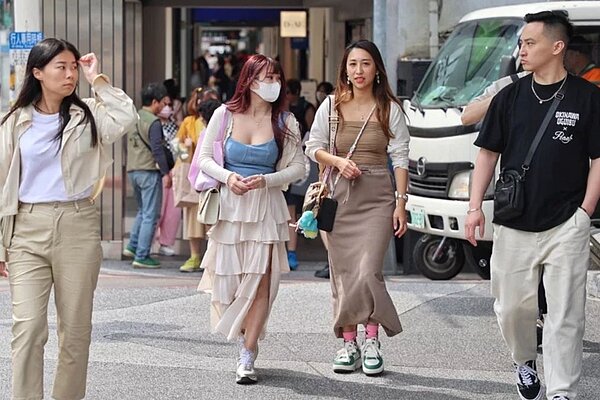 7日高溫有稍微下降的趨勢,不過北部地區才會有比較明顯的感受,預估白天高溫大約在28度左右,中南部還是可達30度以上。圖/聯合報系資料照片