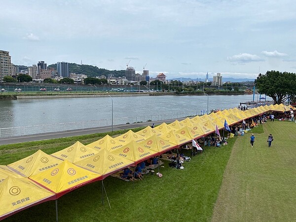 永慶房屋贊助第19屆鯨神盃龍舟錦標賽，提倡運動風氣，也為社區帶入活力。圖／永慶房產集團提供