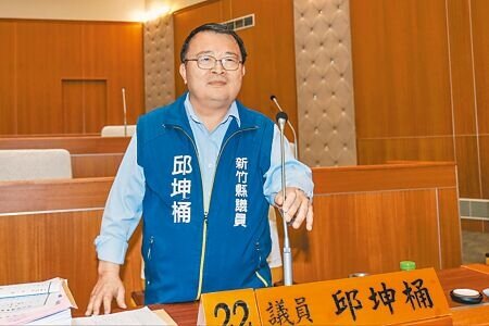 新竹縣議員邱坤桶7日表示,台電計畫設置高壓變電所供台積電寶山擴廠使用,目前仍在選址,地方已成立自救會展開抗爭。(羅浚濱攝)