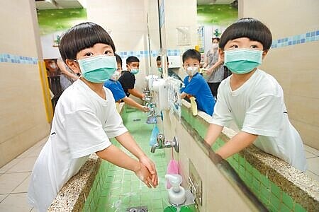國內上周腸病毒門、急診就診人次衝破1萬6千人次,較前一周上升13.4%,續創10年來同期新高。圖為幼童確實洗手,防治腸病毒。(黃世麒攝)