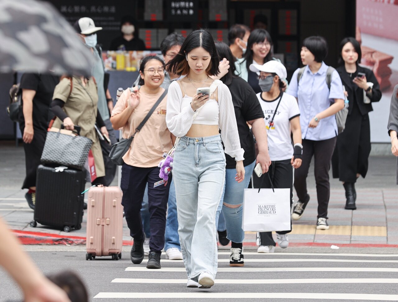 明天東北季風增強,水氣增多,午後北部及東北部開始轉涼,東半部有局部短暫陣雨,大台北山區也有零星短暫雨。記者曾原信/攝影