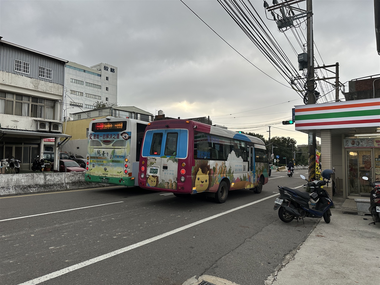 新竹縣可見市區公車（右）與公路客運（左）行駛，但司機補貼待遇卻大不同。記者巫鴻瑋／攝影 