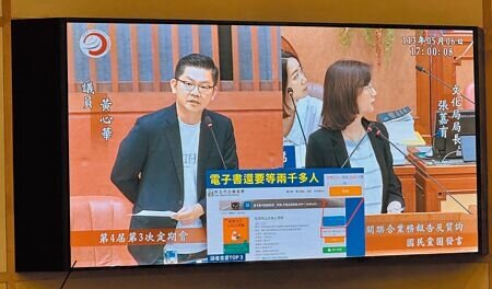 
新北市立圖書館館藏數量不論是投入經費與館舍面積、館藏建設都是倒數，國民黨議員黃心華（左）指出，市民很願意使用圖書館，但投入經費實在太少。新北市文化局長張育（右）回應，「跟其他六都比起來需要加強，會檢討」。（柯毓庭攝）
