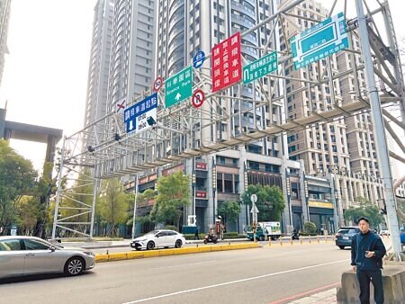 新竹市慈雲路空中行人步道橋工程已6度流標,市府工務處表示,目前持續邀標並召集設計單位開檢討會議,後續將視檢討情形再上網招標。(本報資料照片)