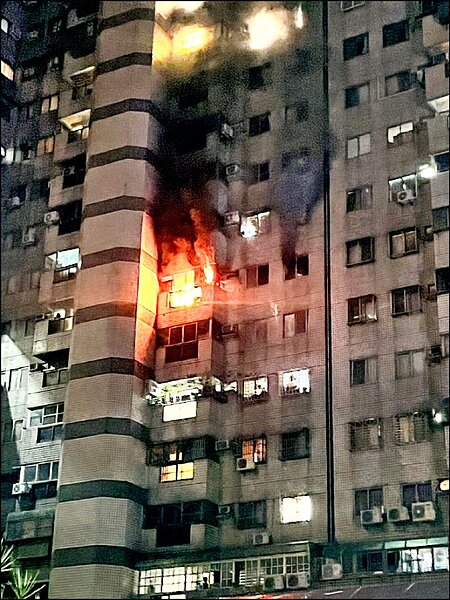 台中市西屯區某集合住宅大樓7日凌晨竄出火舌,游姓夫妻驚醒逃生,但一對兒女未跟上,游父衝回火場,與女兒躲廁所不幸遭火噬。圖/台中市消防局提供