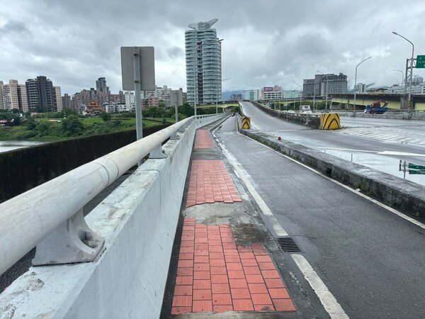 為提升中和秀朗大橋人行道鋪面品質，新北市政府養工處將於5月10日至6月23日分3階段進行。圖／新北市府提供