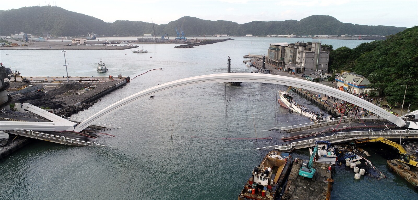 南方澳跨港大橋2019年斷裂，檢方調查斷裂主因是營造商未依設計圖施作，維管單位也沒有依規定檢查，吊索鋼絞線、錨頭鏽蝕，載重力大幅降低。本報資料照 