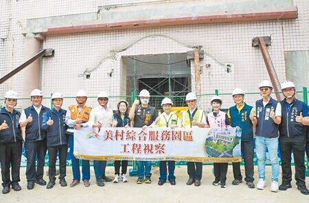 
由聯勤招待所改建的「美村綜合服務園區」施工已達37％，園區採「局部保留、新舊共融」設計，預計2025年完工，台中市長盧秀燕（右六）8日率市府團隊視察。（陳淑芬攝）
