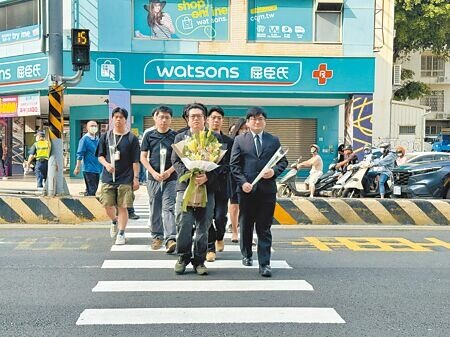 行人零死亡推動聯盟10餘人,8日手持白花重回余小妹車禍現場的路口,悼念她來不及長大的生命。(曹婷婷攝)