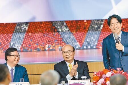 全國工業總會8日舉行理監事聯席會議,準總統賴清德(右)、行政院副院長鄭文燦(左)一同出席,鄭文燦針對核電廠延役提出7要件。(郭吉銓攝)