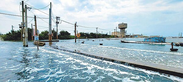 2023年8月的「超級藍月」天文大潮影響，雲林縣箔子寮漁港因海水倒灌而一片汪洋。（口湖鄉長李龍飛提供／周麗蘭雲林傳真）