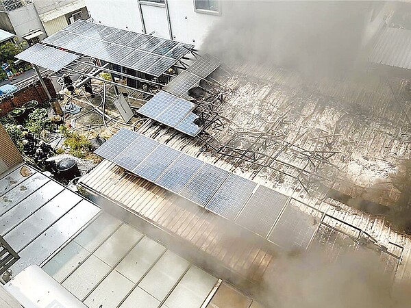 嘉義市議員鄭光宏8日針對民宅私設太陽光電設備失火險釀災質詢市府,督促全面清查。圖為嘉義市吳鳳南路一處私設太陽光電設備的民宅4月18日失火,屋頂大片太陽能板被燒毀。(讀者提供/廖素慧嘉市傳真)
